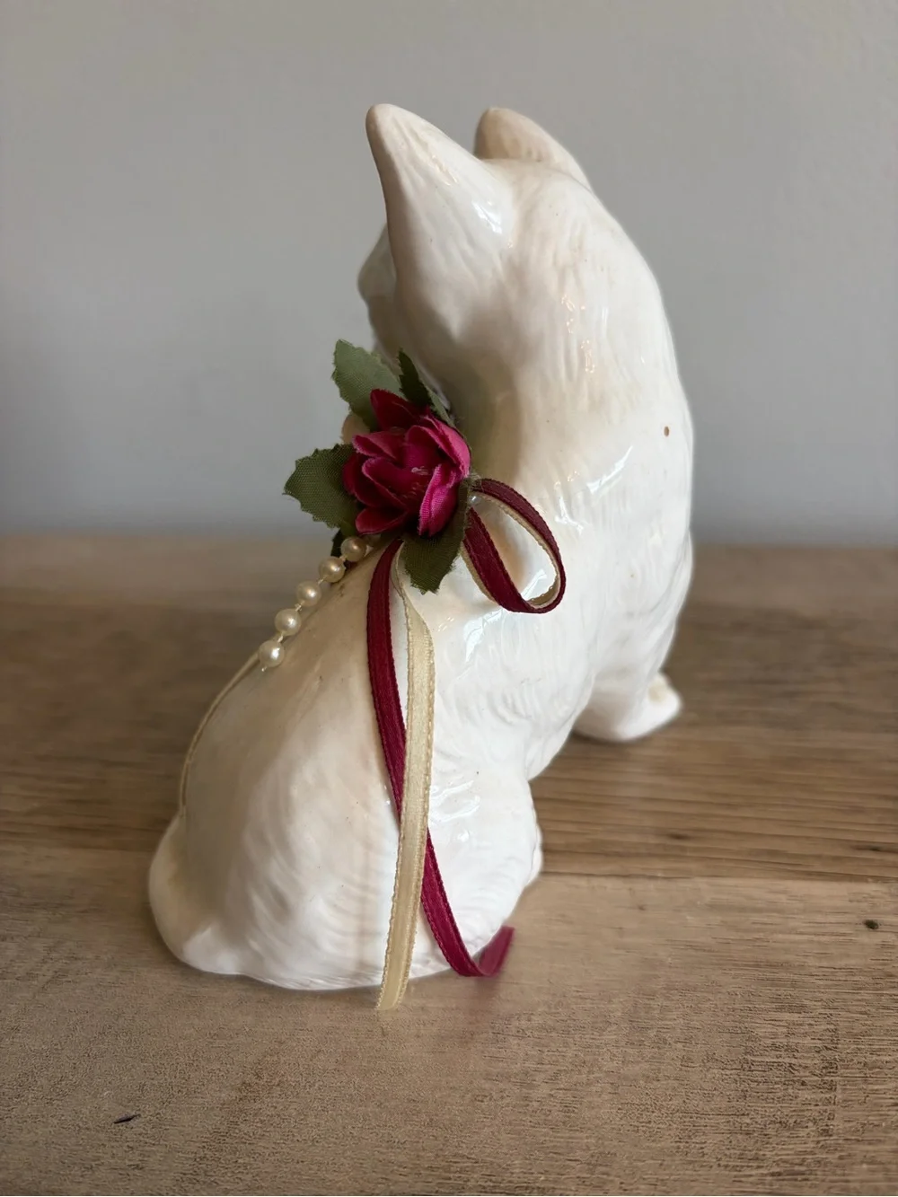 Vintage Porcelain Cat  Kitten Ribbon Collar With Flowers Beads Sitting Figurine‎